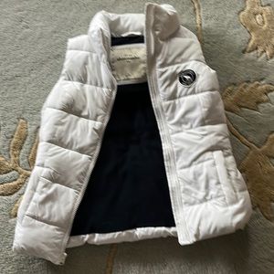 Abercrombie & Fitch Kids Puffer Vest. EUC white. Size XL